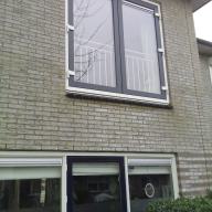 Kunststofkozijn met dubbele deuren balkon hek
