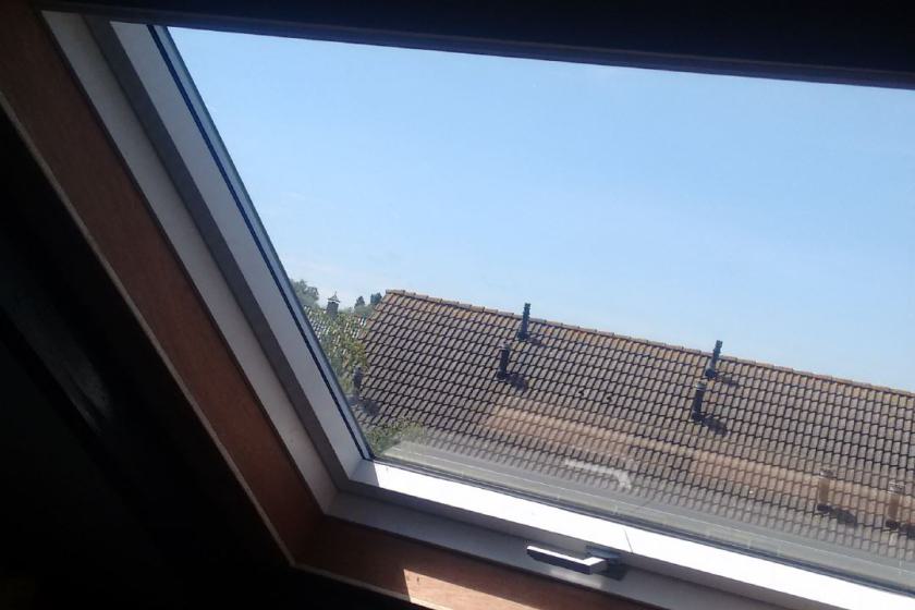 Huismerk dakraam wit kunststof weinig verschil met Velux