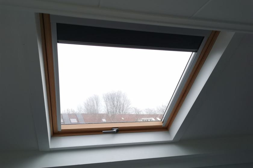 Verduistering gordijn blauw op huismerk houten dakraam met ondergreep
