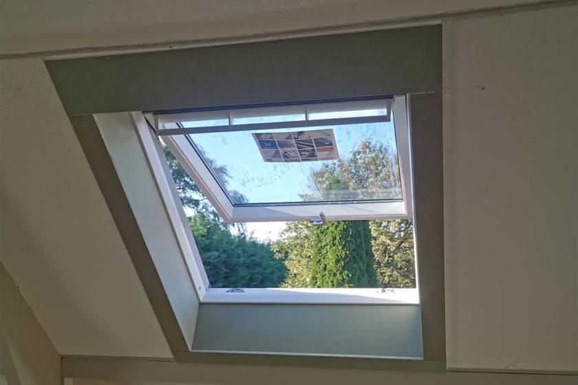 Uitzet dakraam Velux GPU met mdf afwerking te Nieuw Beijerland