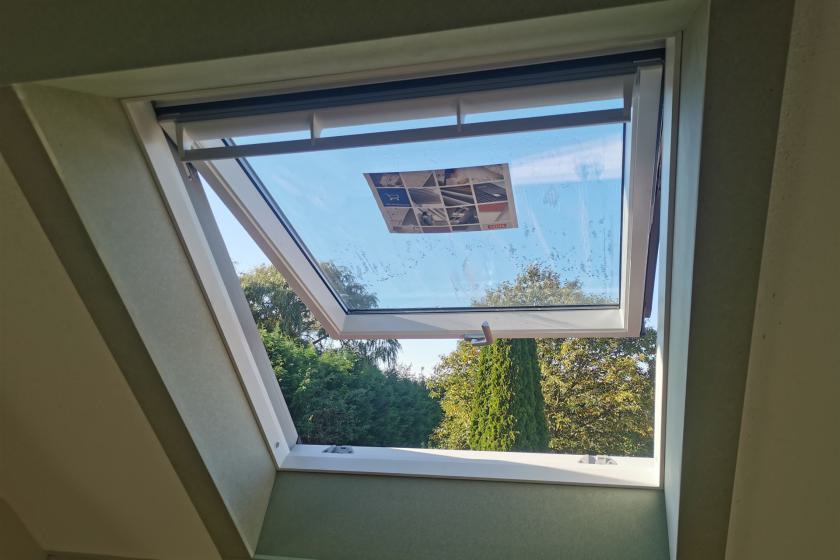 Uitzet dakvenster van Velux GPU met de bekende bovengreep