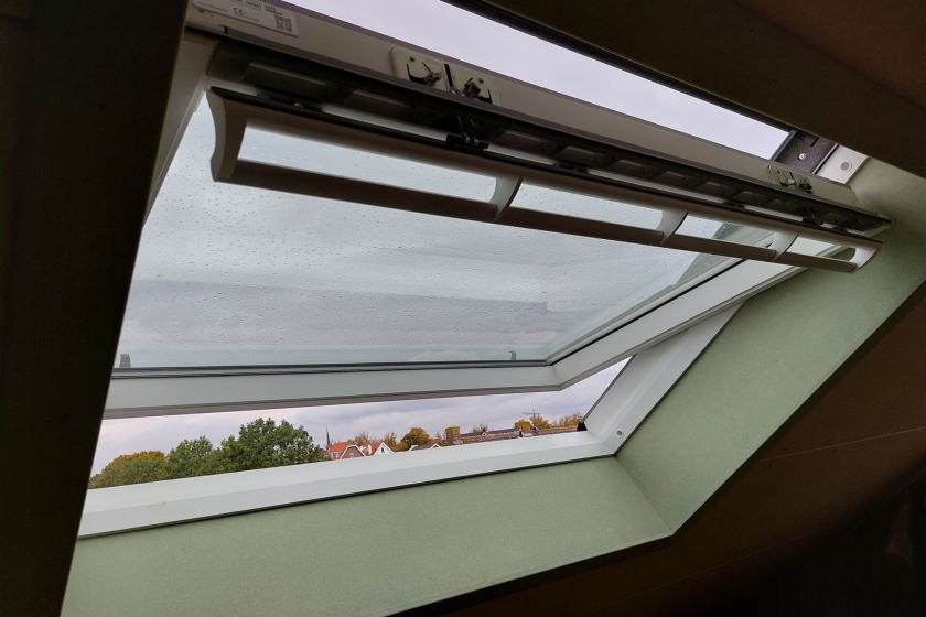Duidelijk zichtbaar de Velux boven greep bediening bij dit 134x98 dakvenster